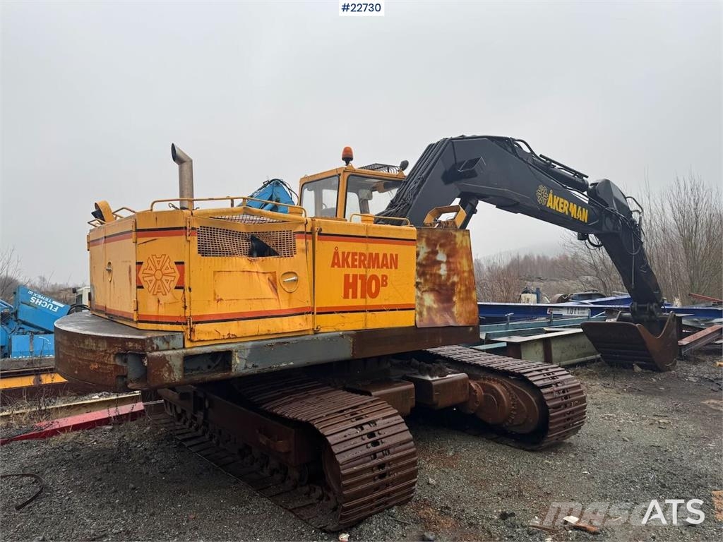Åkerman H10B crawler excavator with digging bucket. Excavadoras sobre orugas