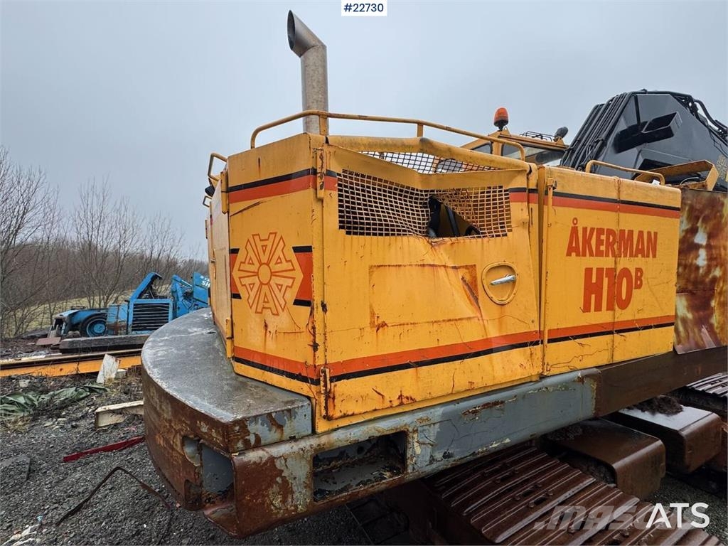 Åkerman H10B crawler excavator with digging bucket. Excavadoras sobre orugas