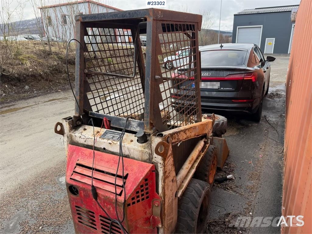 Bobcat 34.3 skid steer loader w/ extra tires and bucket.  Kompaktlastere