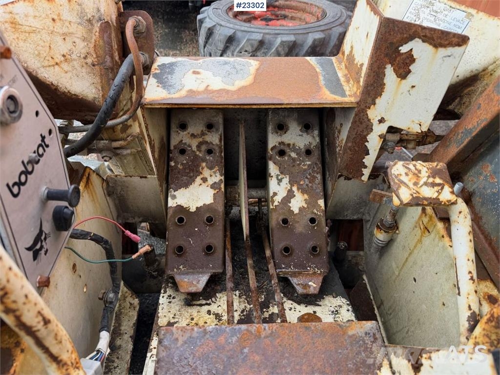 Bobcat 34.3 skid steer loader w/ extra tires and bucket.  Kompaktlastere