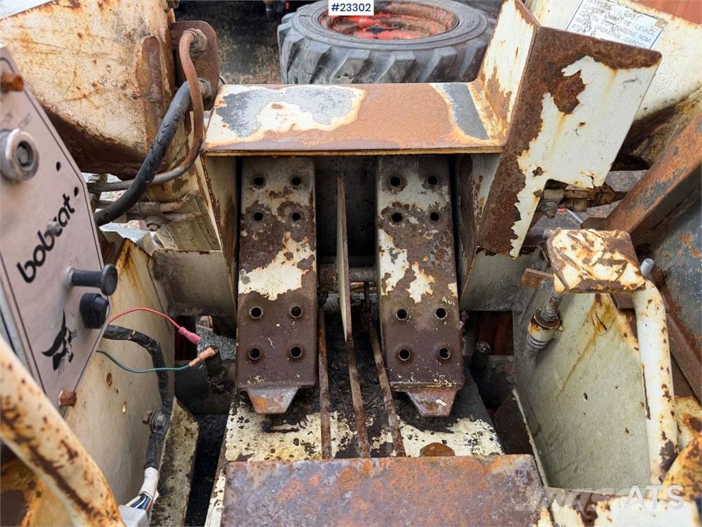 Bobcat 34.3 skid steer loader w/ extra tires and bucket.  Kompaktlastere