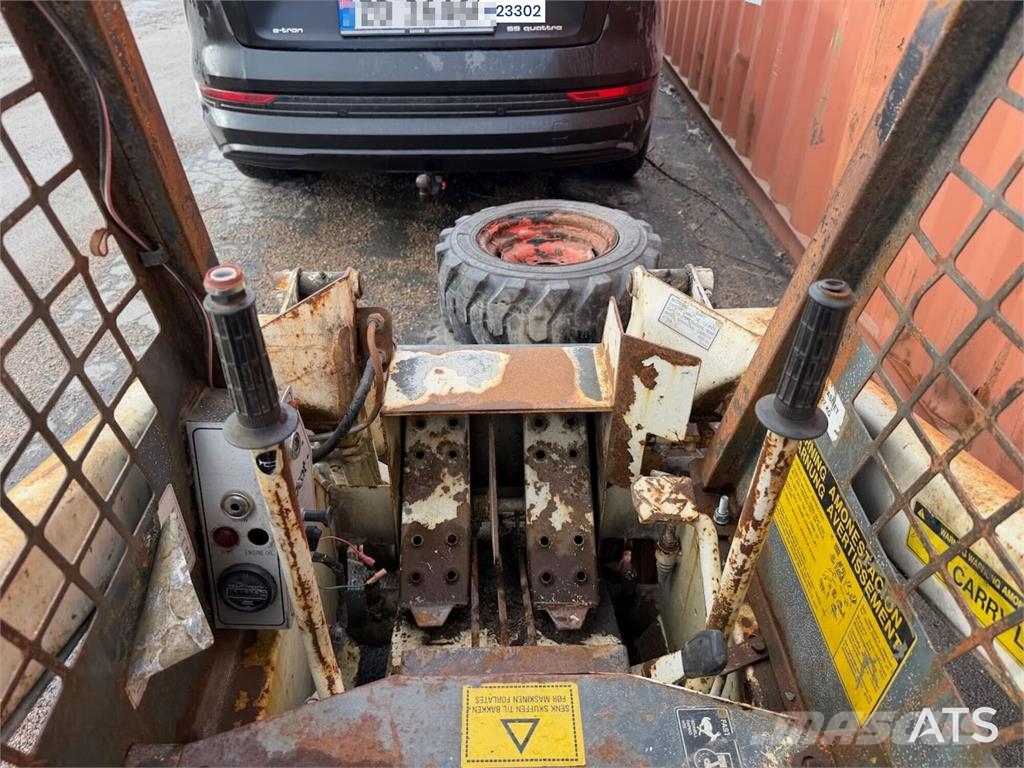 Bobcat 34.3 skid steer loader w/ extra tires and bucket.  Kompaktlastere