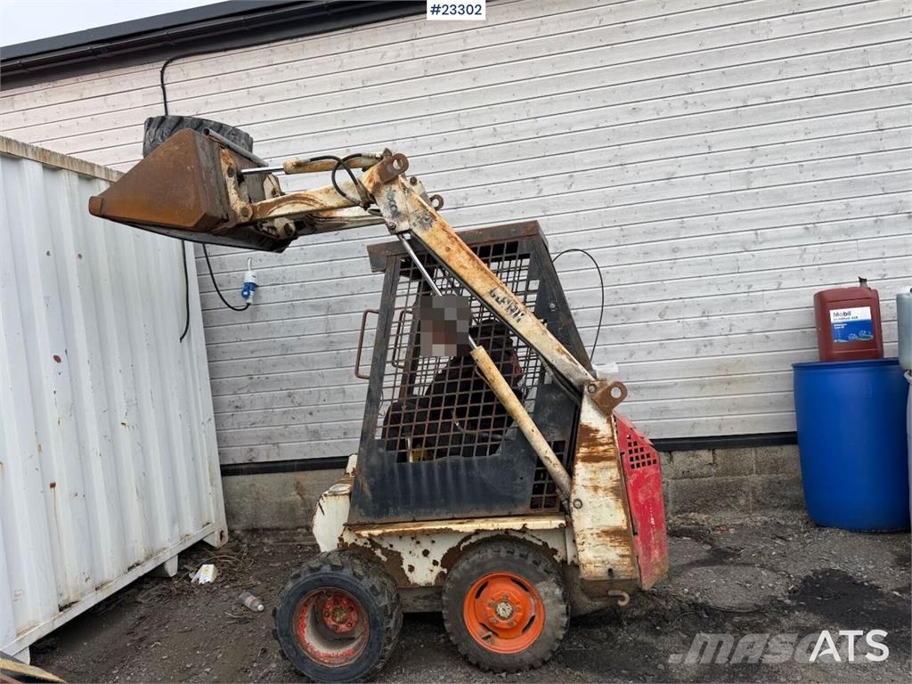 Bobcat 34.3 skid steer loader w/ extra tires and bucket.  Kompaktlastere