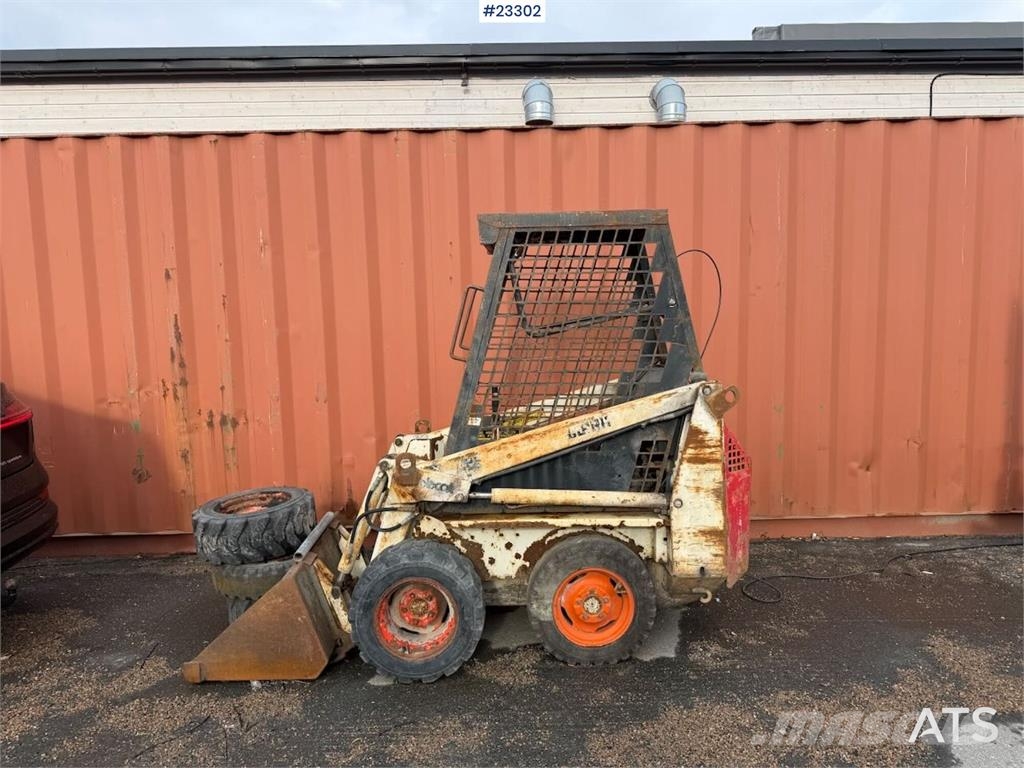 Bobcat 34.3 skid steer loader w/ extra tires and bucket.  Kompaktlastere