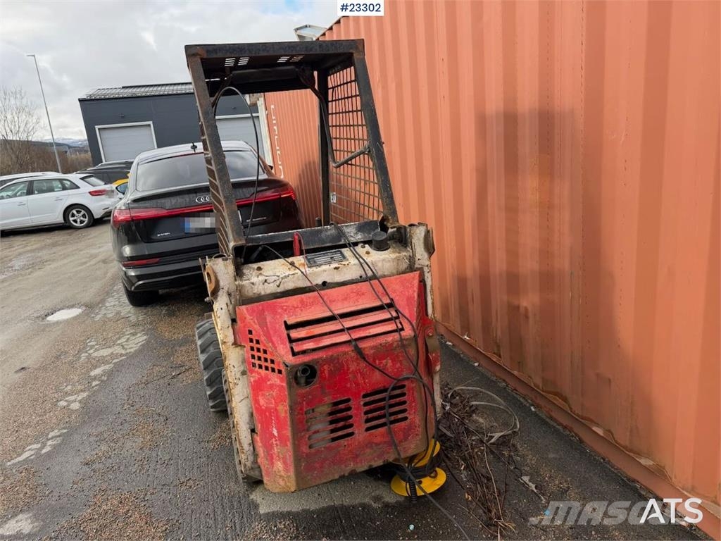 Bobcat 34.3 skid steer loader w/ extra tires and bucket.  Kompaktlastere