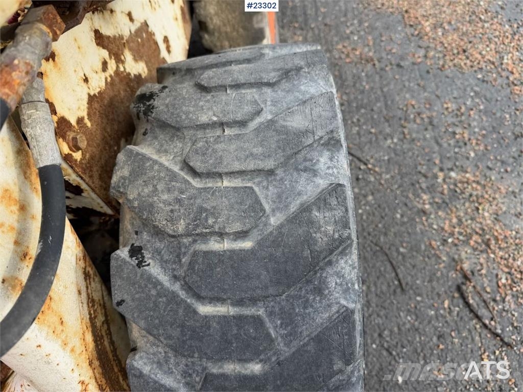 Bobcat 34.3 skid steer loader w/ extra tires and bucket.  Kompaktlastere