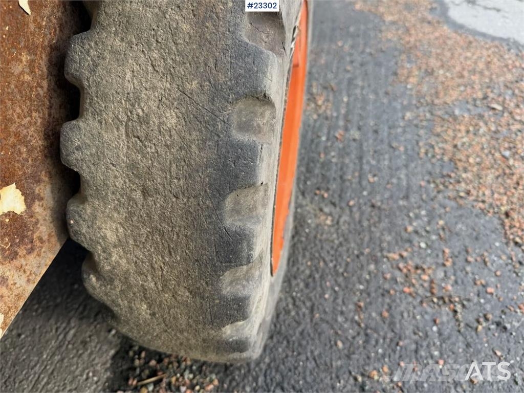 Bobcat 34.3 skid steer loader w/ extra tires and bucket.  Kompaktlastere