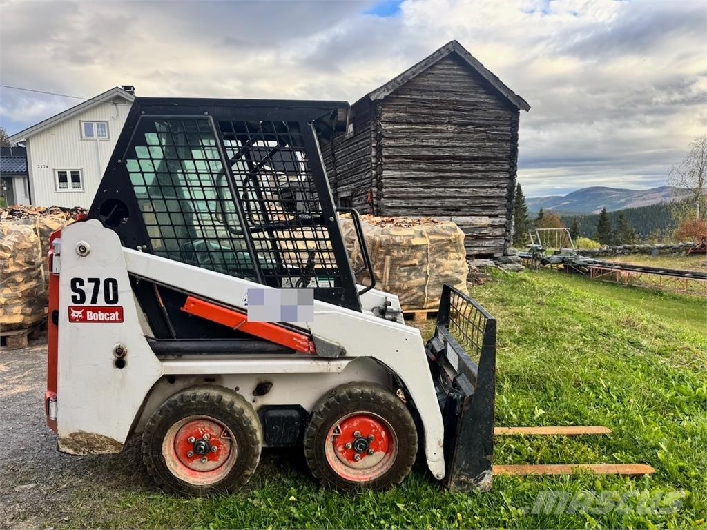 Bobcat S70 Compact Loader with Sweeper, Bucket and Pallet Lietoti riteņu kompaktiekrāvēji
