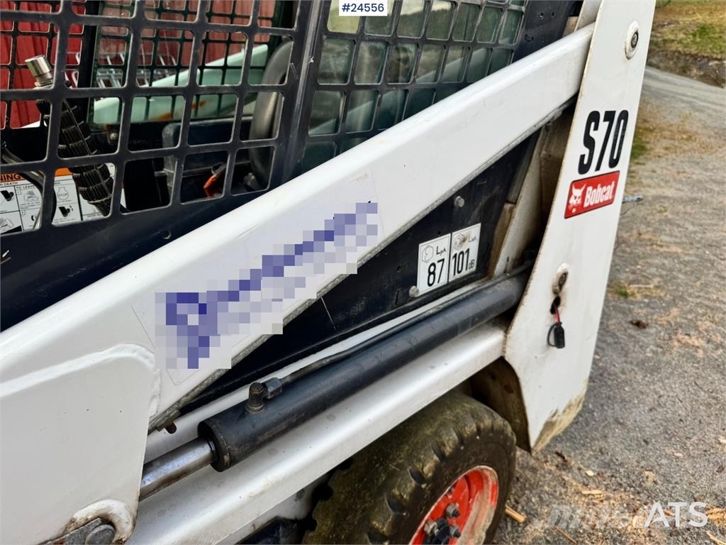 Bobcat S70 Compact Loader with Sweeper, Bucket and Pallet Lietoti riteņu kompaktiekrāvēji