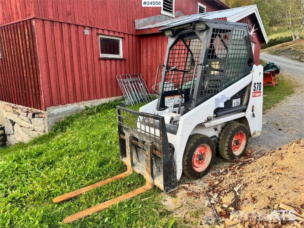 Bobcat S70 Compact Loader with Sweeper, Bucket and Pallet Lietoti riteņu kompaktiekrāvēji