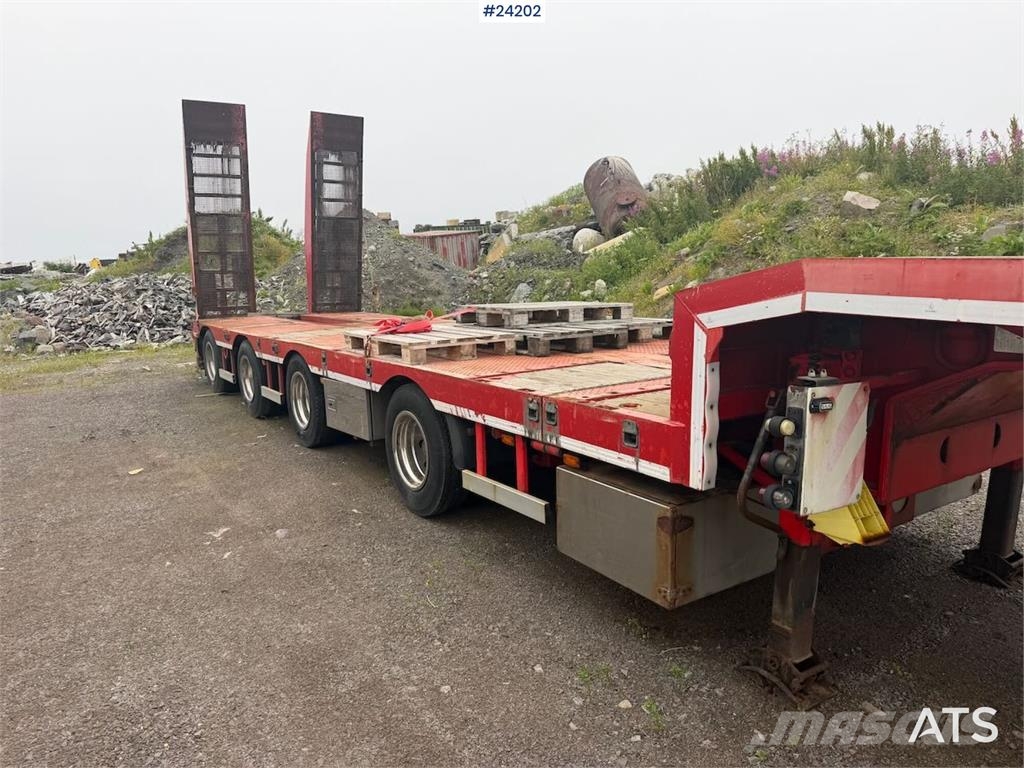 Bodex 4 axle machine trailer w/ hydraulic drive bridges  لوادر منخفضة