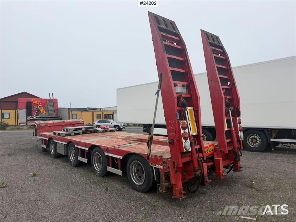 Bodex 4 axle machine trailer w/ hydraulic drive bridges  لوادر منخفضة