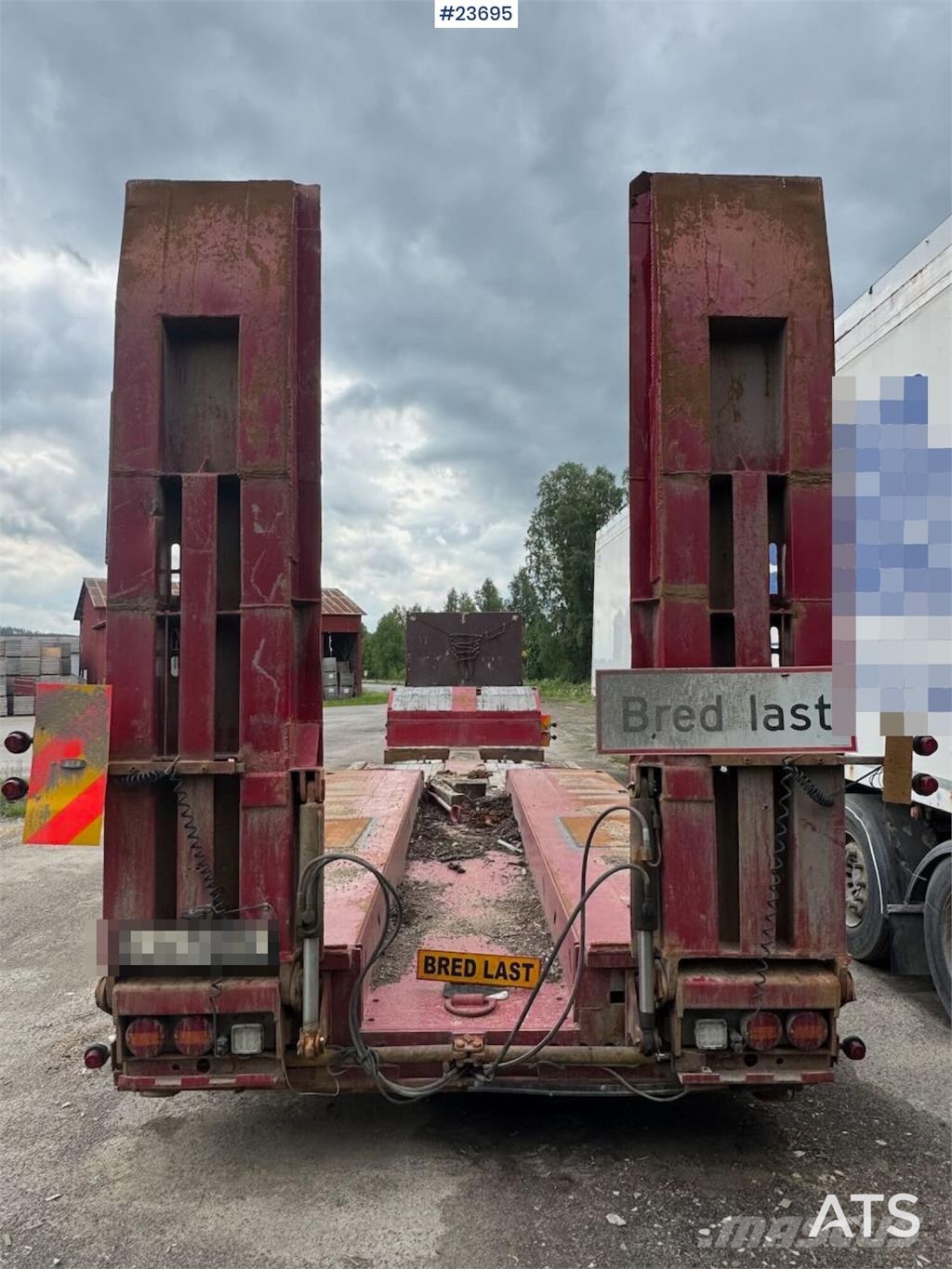 Broshuis Machine Semi-Trailer – with hydraulic loading ramp Maskintransporter