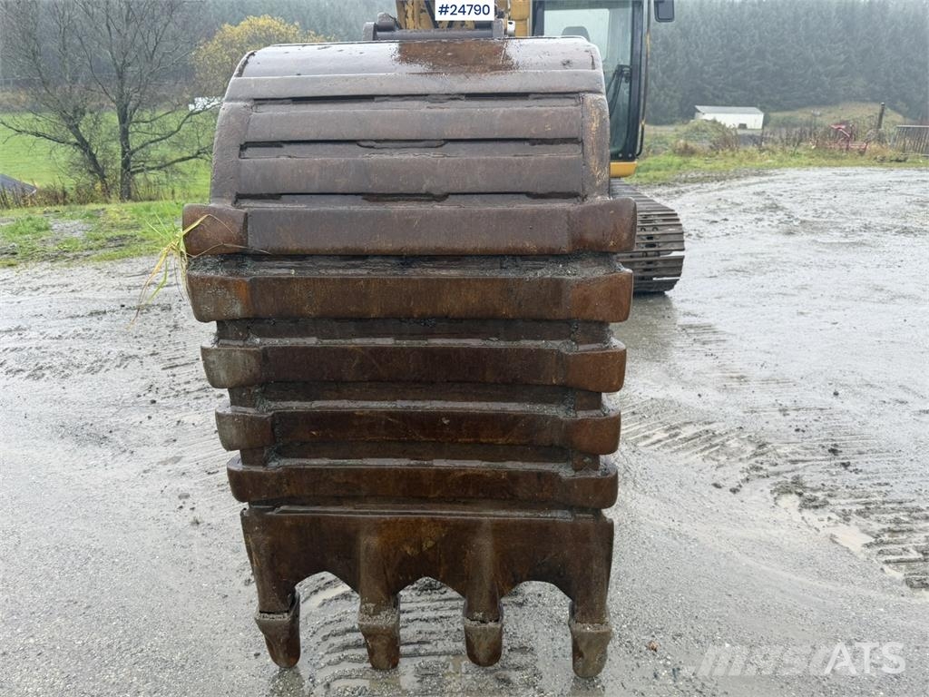 CAT 315C Excavator with digging bucket, hydraulic grad Crawler excavators