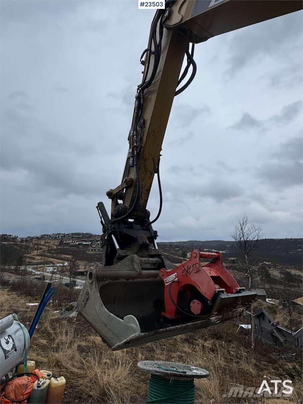 CAT 326FL Excavator – R8 Rototilt and 2 Buckets حفارات زحافة