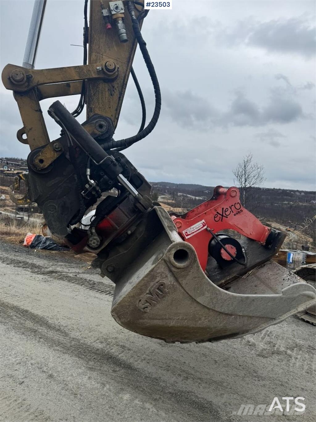 CAT 326FL Excavator – R8 Rototilt and 2 Buckets حفارات زحافة