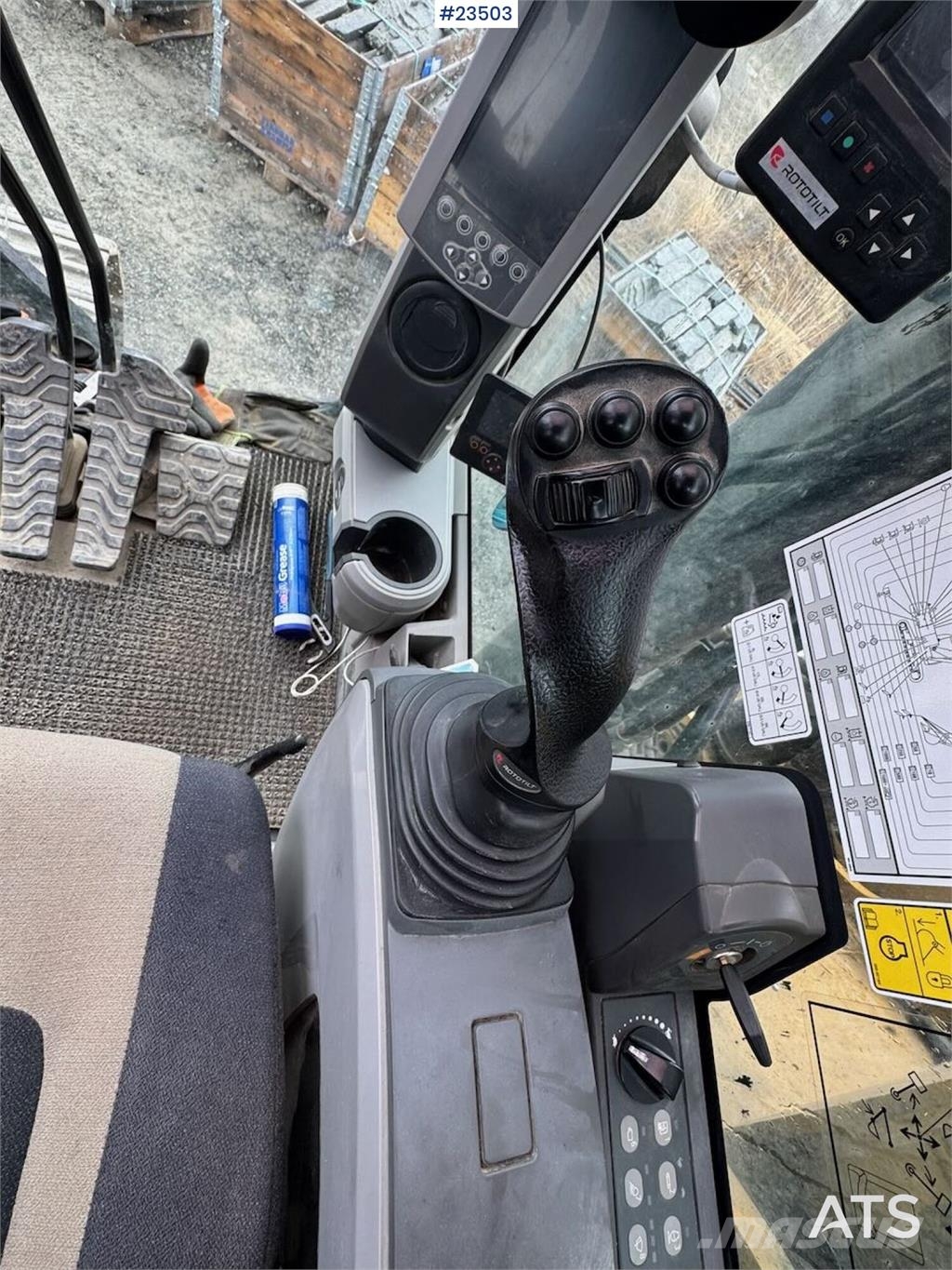 CAT 326FL Excavator – R8 Rototilt and 2 Buckets حفارات زحافة