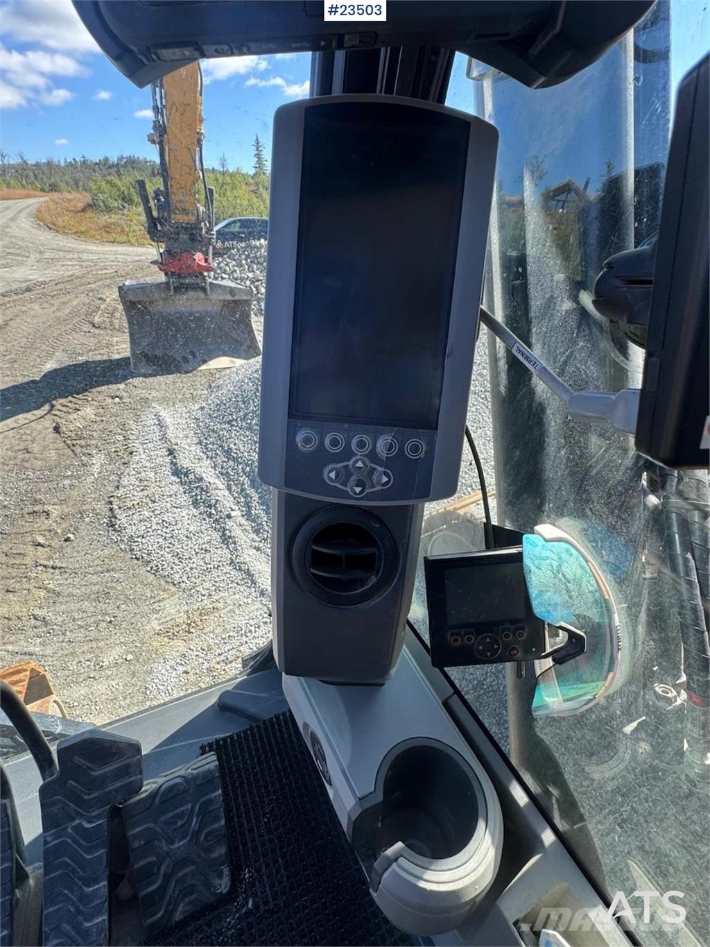 CAT 326FL Excavator – R8 Rototilt and 2 Buckets حفارات زحافة