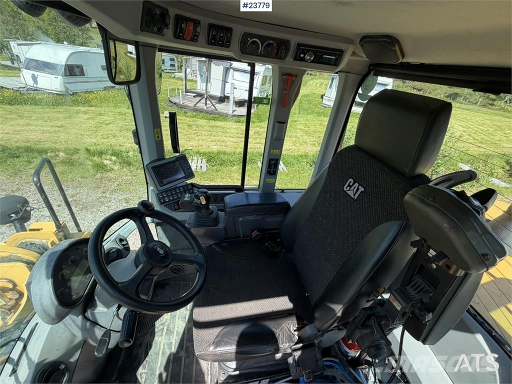 CAT 930 M wheel loader with bucket Iekrāvēji uz riteņiem