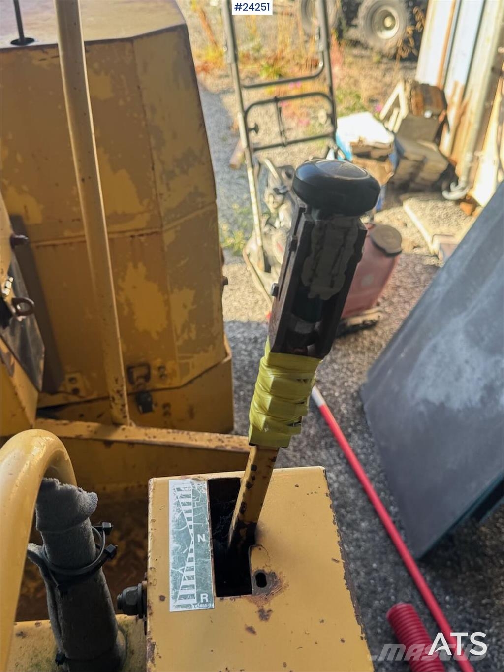 CAT CB-214B Vibratory Roller مداحل