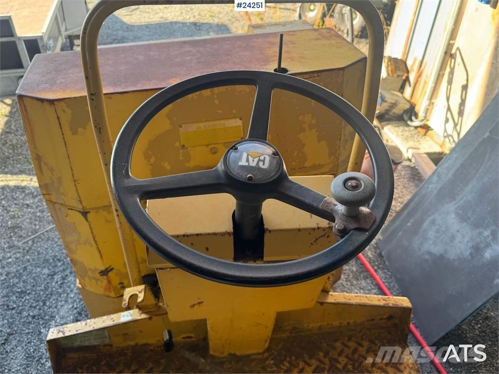 CAT CB-214B Vibratory Roller مداحل