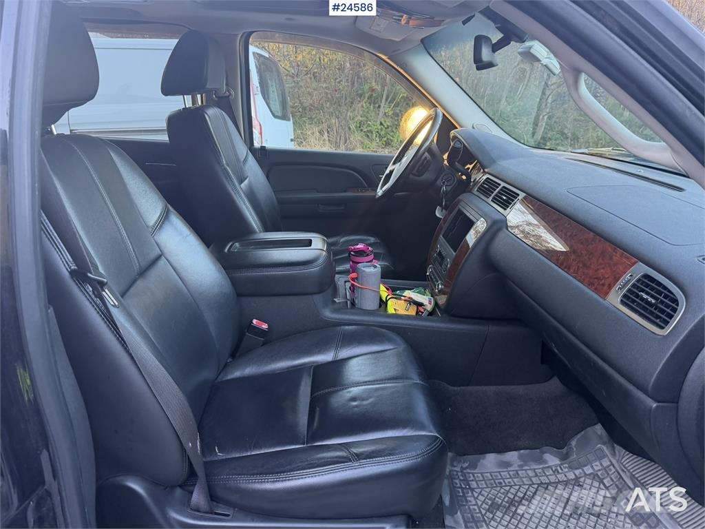 Chevrolet Suburban 4x4 Van – Petrol/Gas – Low Mileage Voiture