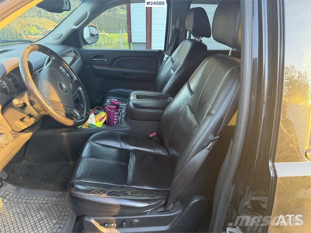 Chevrolet Suburban 4x4 Van – Petrol/Gas – Low Mileage Voiture