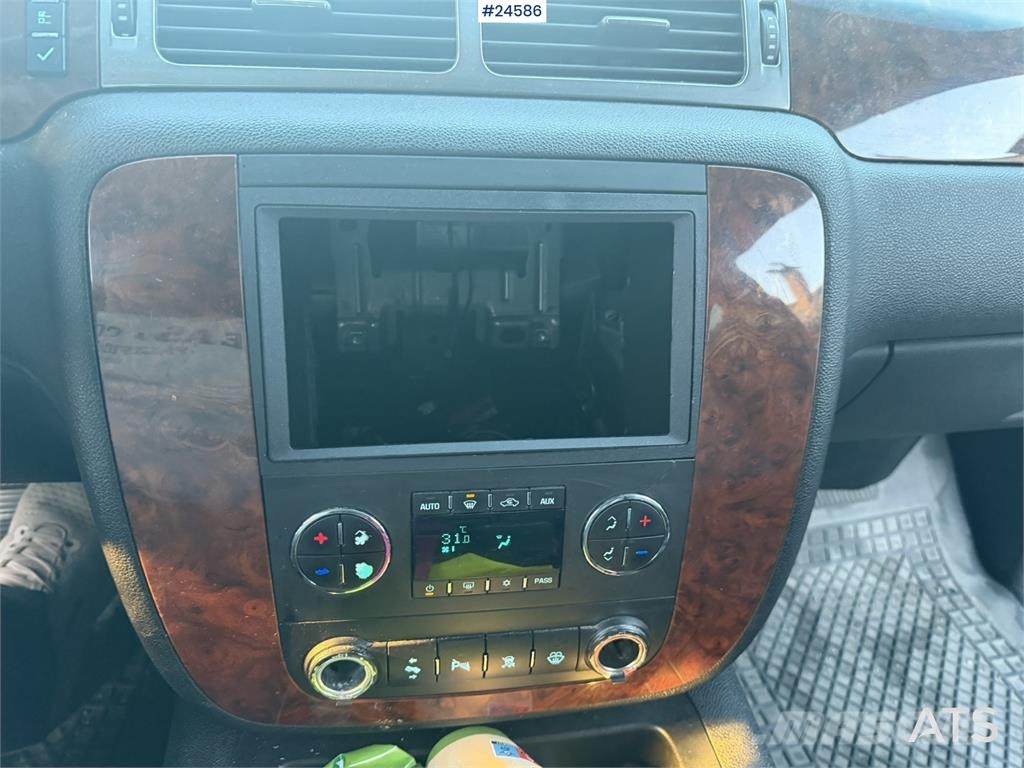 Chevrolet Suburban 4x4 Van – Petrol/Gas – Low Mileage Voiture