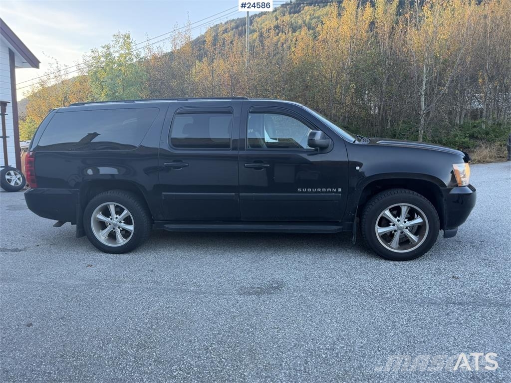 Chevrolet Suburban 4x4 Van – Petrol/Gas – Low Mileage Voiture