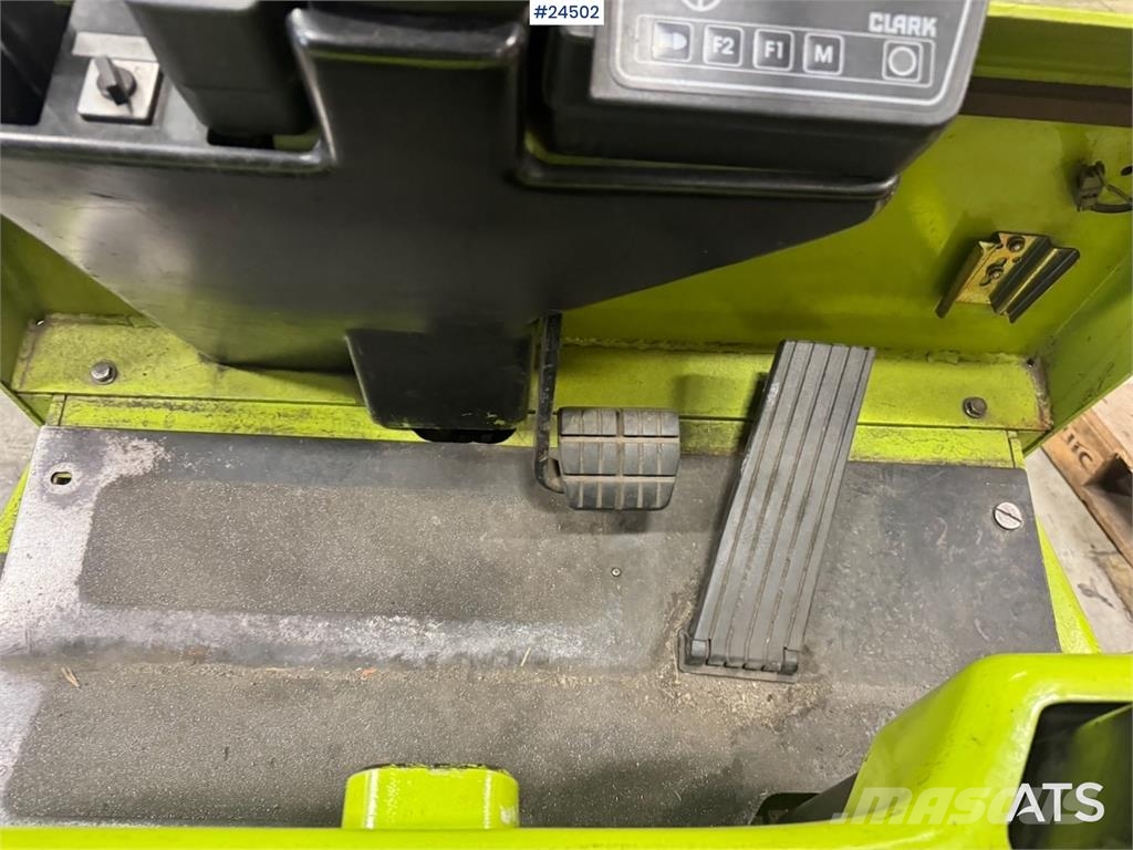 Clark CEM20S Forklift – Requires New Battery Akumulátorové vozíky