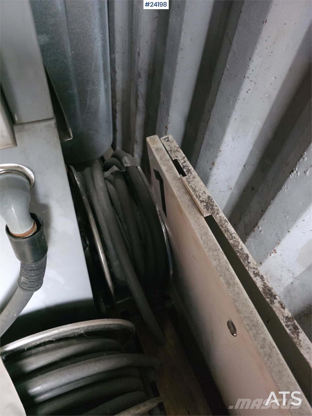  Container with 2 Tanks of 5000 Litres Each معدات البناء - غير ذلك