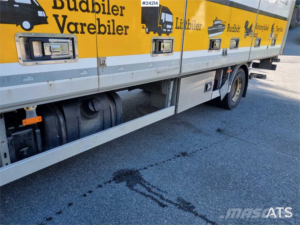 DAF LF 180 FA with side opening and lift Skříňová nástavba