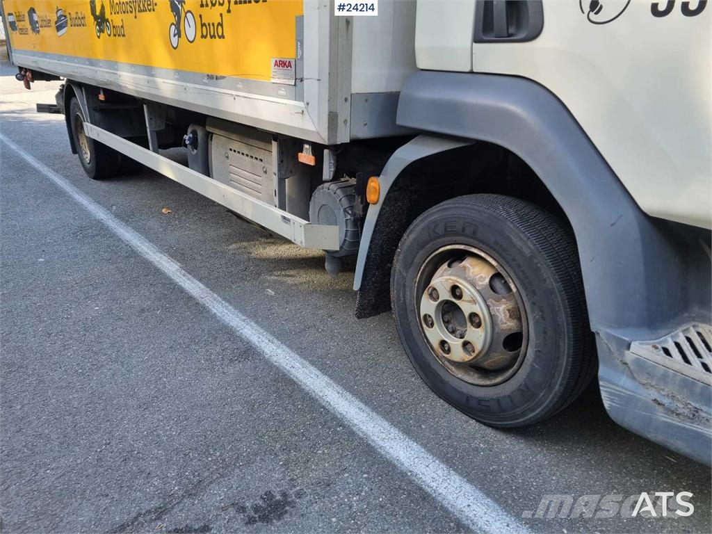 DAF LF 180 FA with side opening and lift Skříňová nástavba