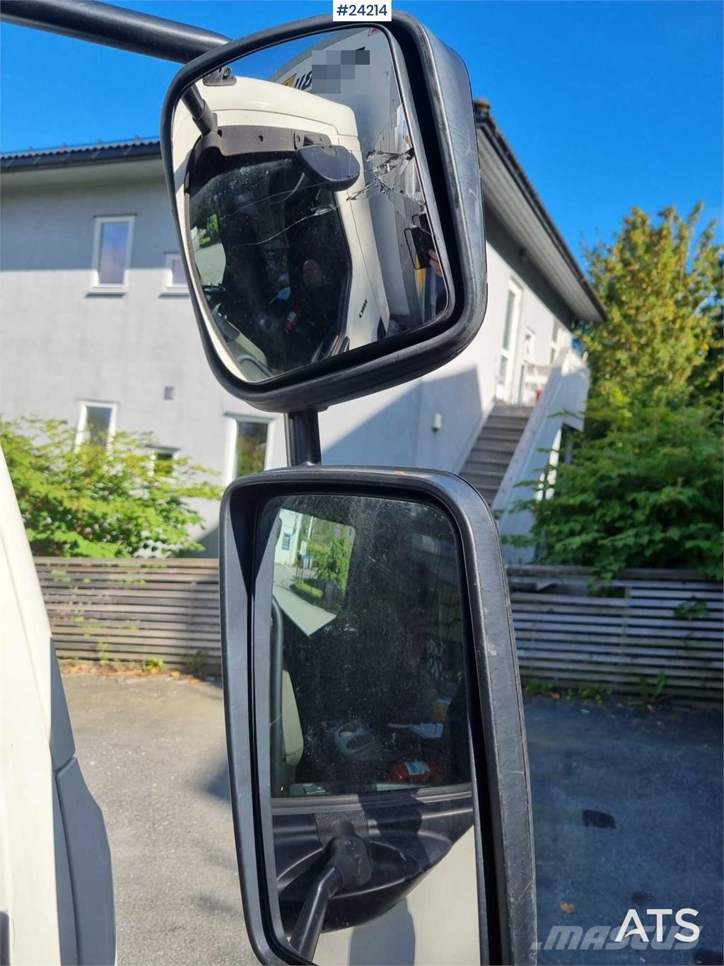 DAF LF 180 FA with side opening and lift Skříňová nástavba