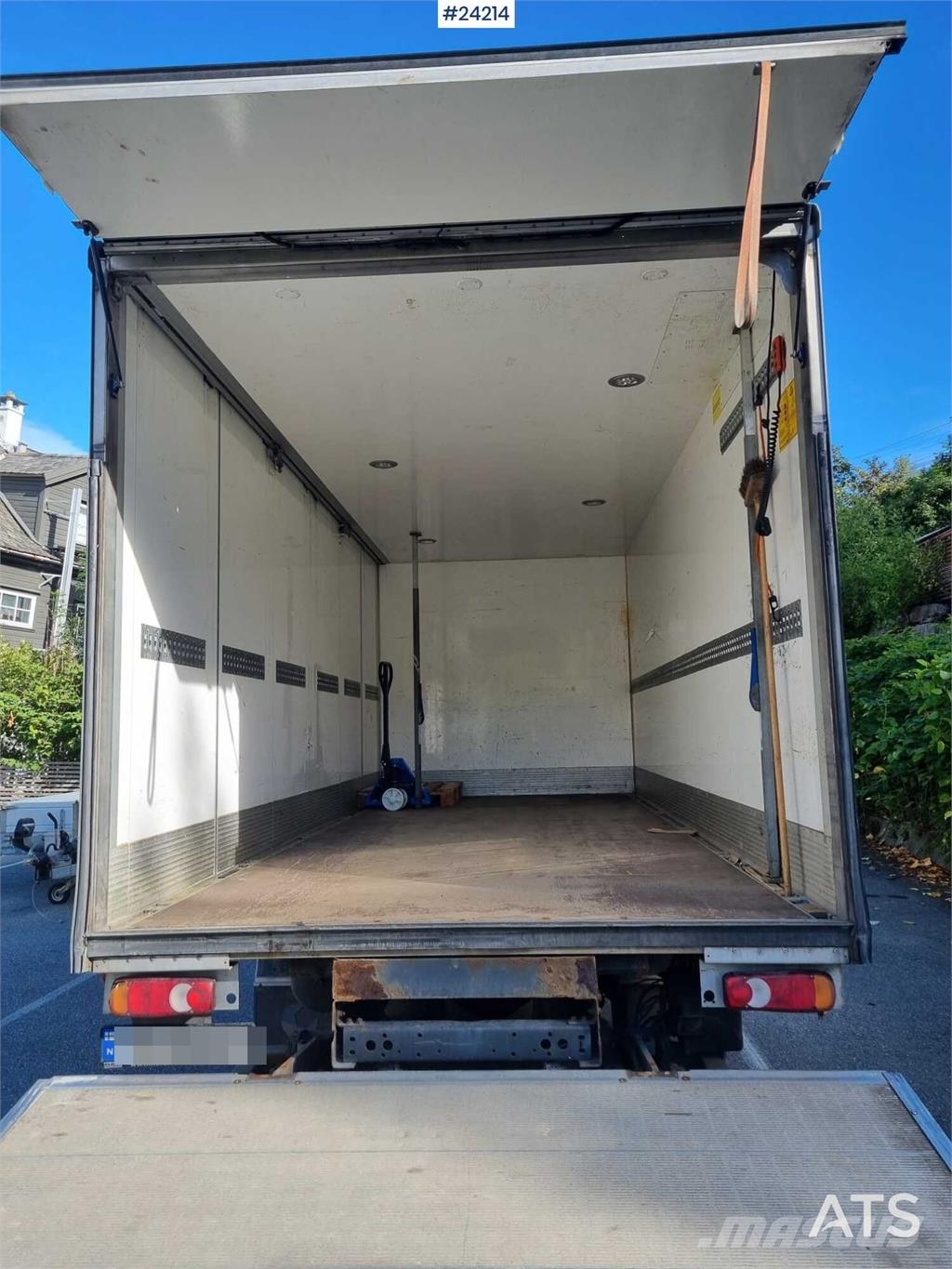 DAF LF 180 FA with side opening and lift Skříňová nástavba