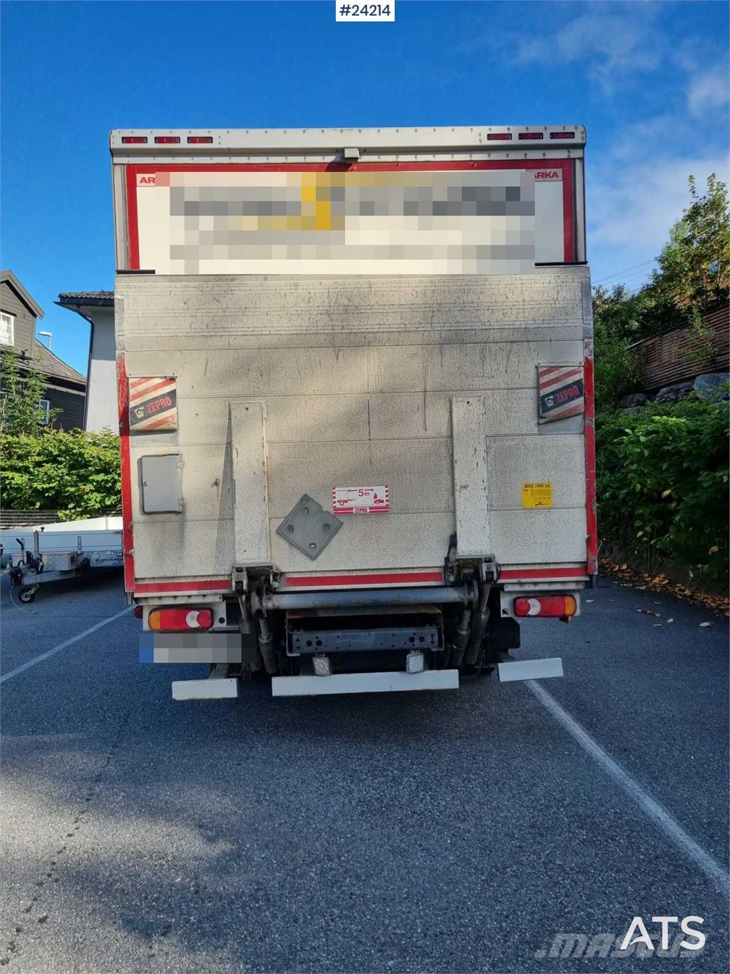 DAF LF 180 FA with side opening and lift Skříňová nástavba