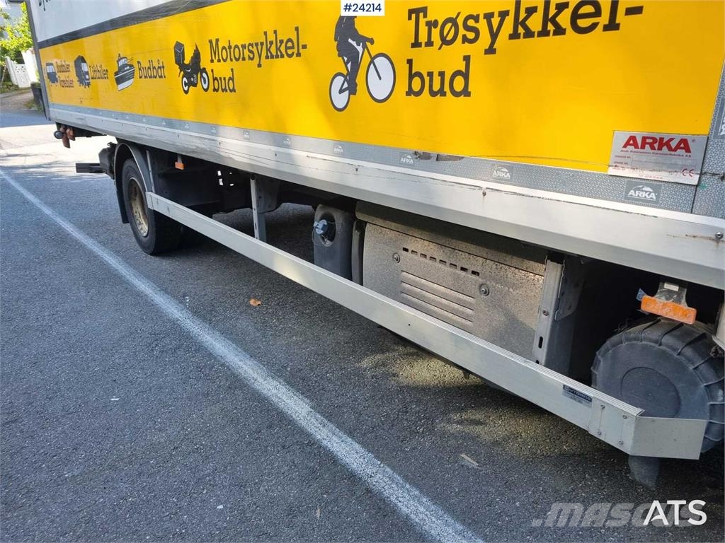 DAF LF 180 FA with side opening and lift Skříňová nástavba