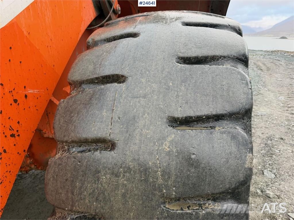 Doosan DL550-5 wheel loader with scale, bucket, and new t Hjullastere