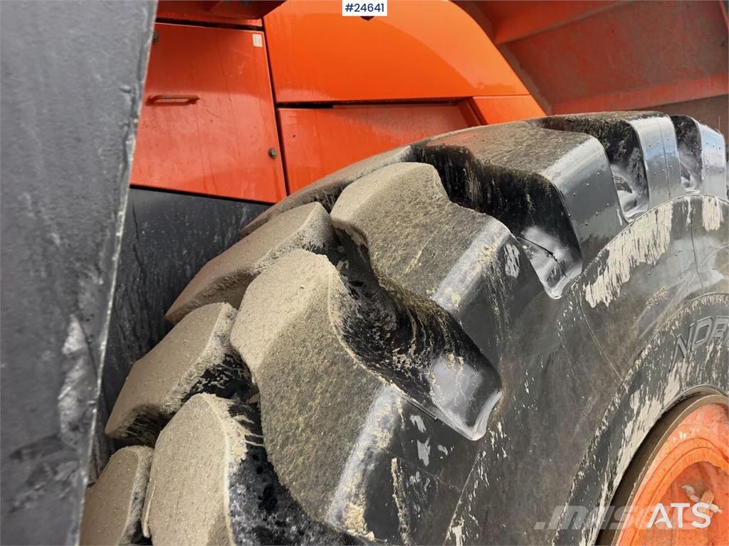Doosan DL550-5 wheel loader with scale, bucket, and new t Hjullastere