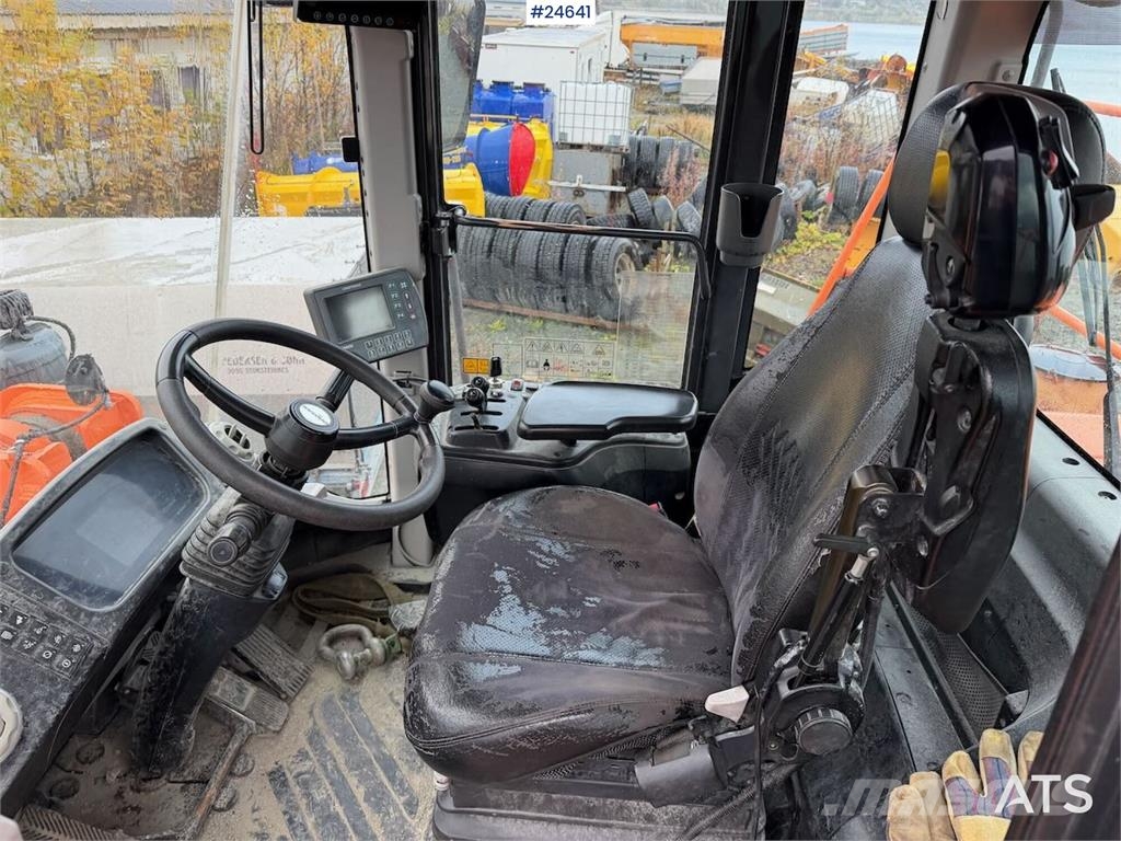 Doosan DL550-5 wheel loader with scale, bucket, and new t Hjullastere