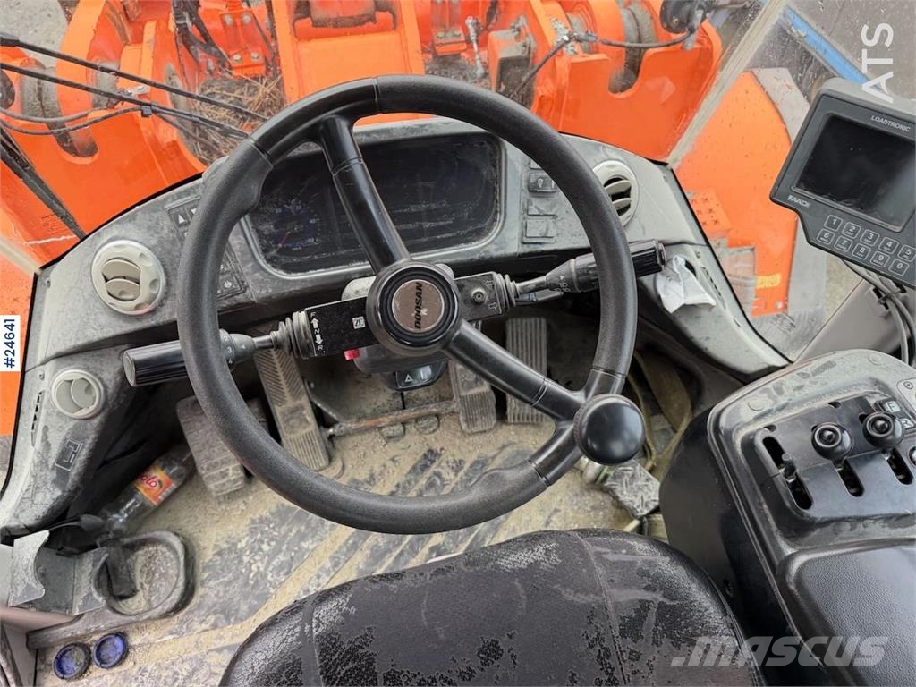 Doosan DL550-5 wheel loader with scale, bucket, and new t Hjullastere