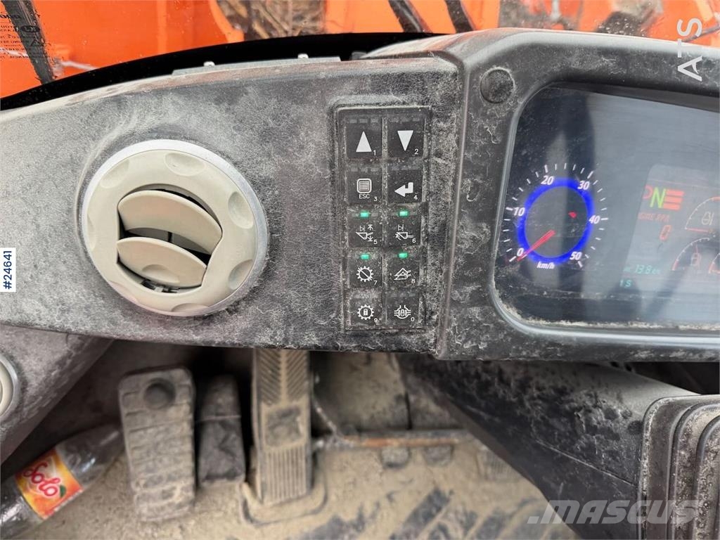 Doosan DL550-5 wheel loader with scale, bucket, and new t Hjullastere