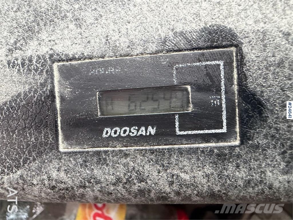 Doosan DL550-5 wheel loader with scale, bucket, and new t Hjullastere