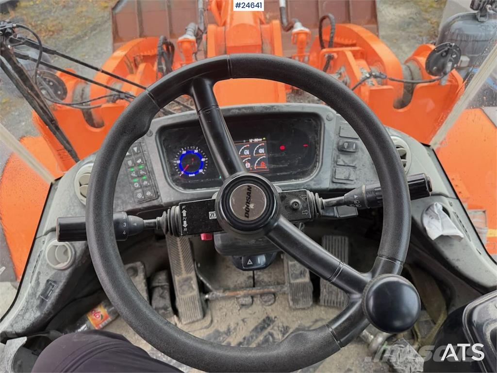Doosan DL550-5 wheel loader with scale, bucket, and new t Hjullastere