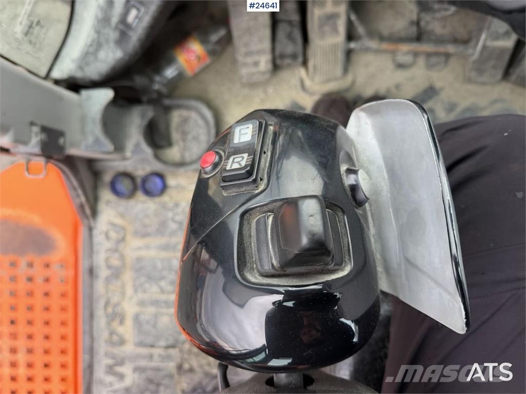 Doosan DL550-5 wheel loader with scale, bucket, and new t Hjullastere