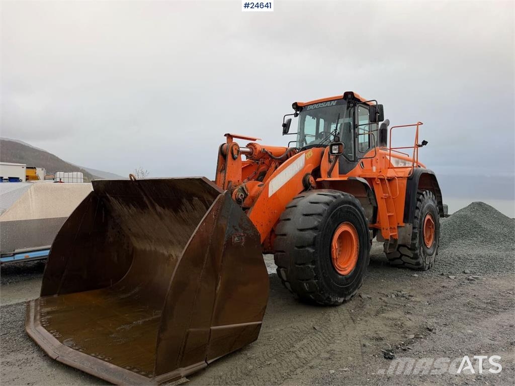 Doosan DL550-5 wheel loader with scale, bucket, and new t Hjullastere
