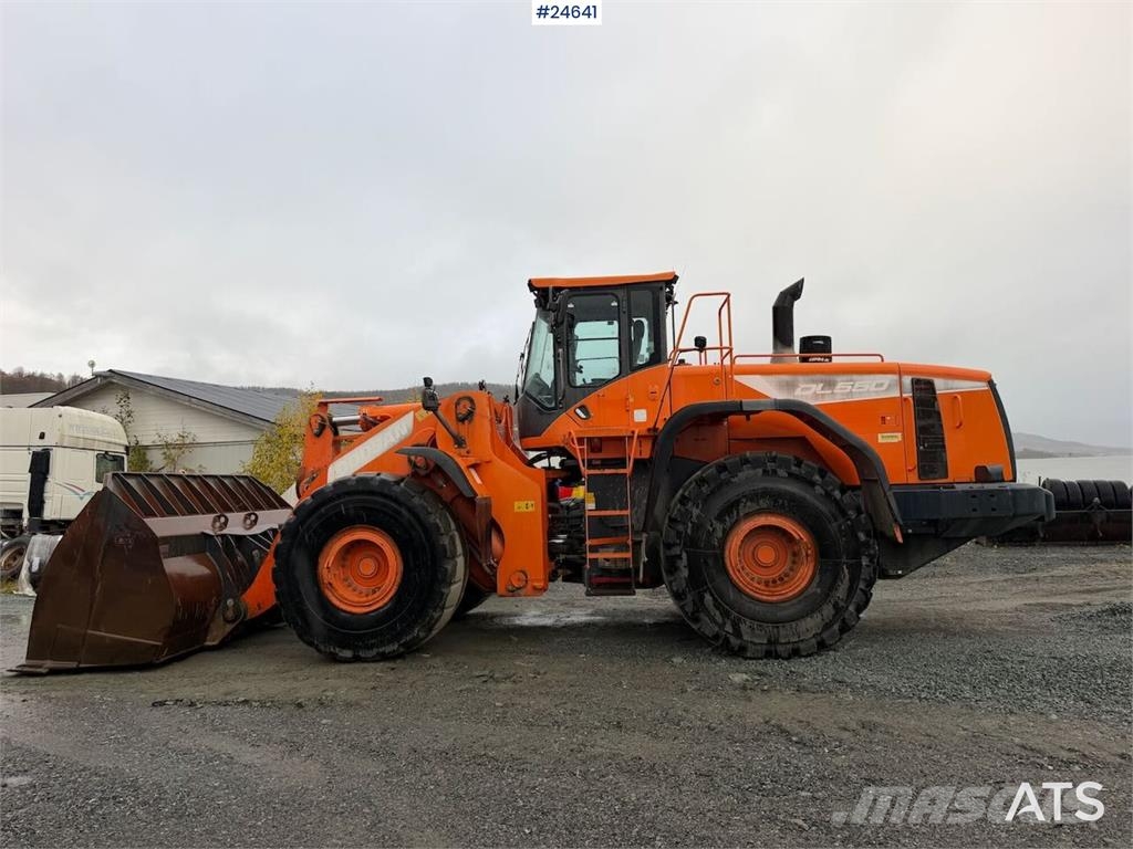 Doosan DL550-5 wheel loader with scale, bucket, and new t Hjullastere