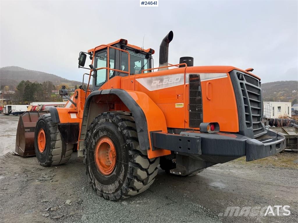 Doosan DL550-5 wheel loader with scale, bucket, and new t Hjullastere