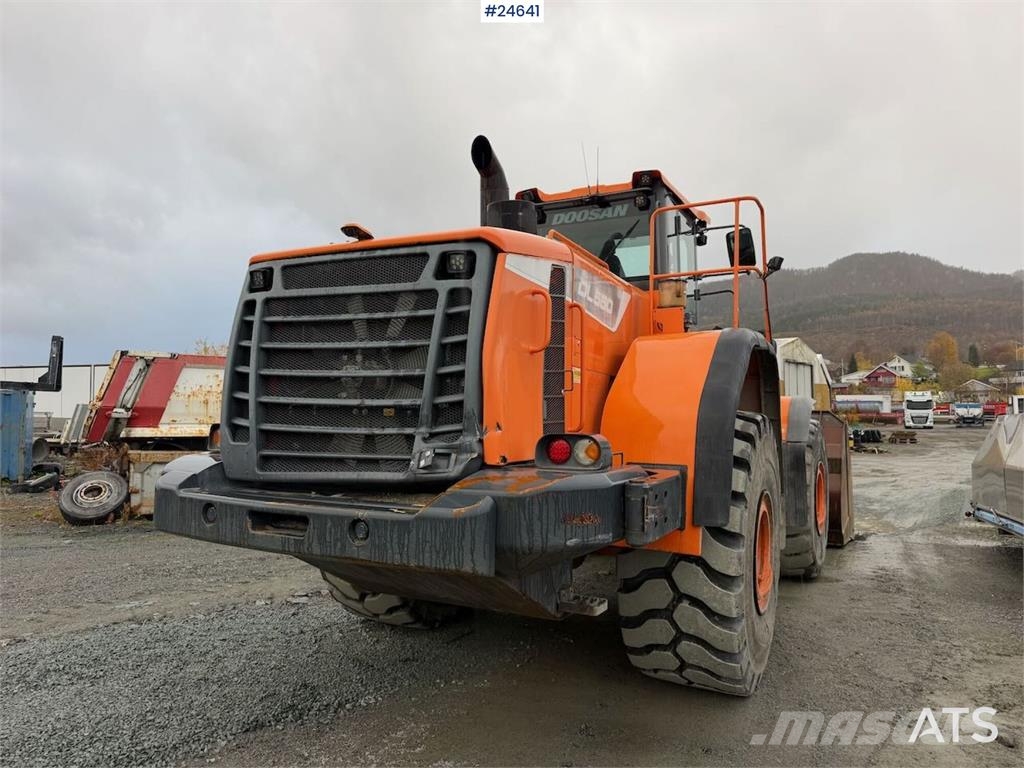 Doosan DL550-5 wheel loader with scale, bucket, and new t Hjullastere