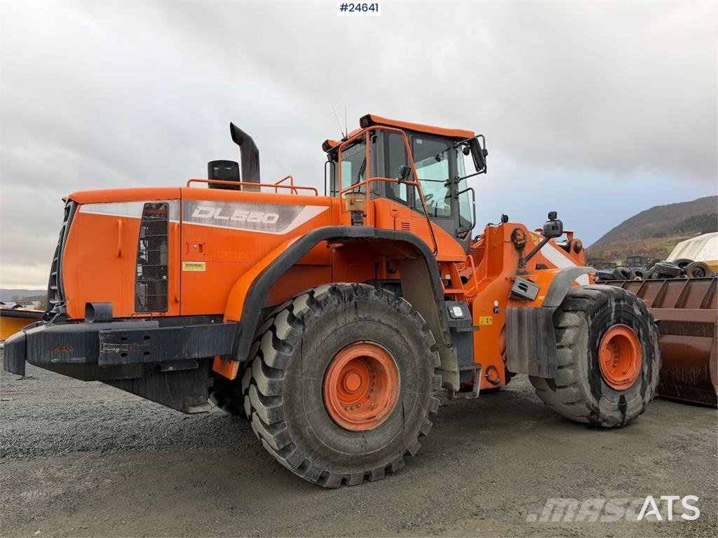 Doosan DL550-5 wheel loader with scale, bucket, and new t Hjullastere